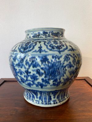 Een Chinese blauw-witte 'guan' vaas met lotusslingers, Ming — foto 1
