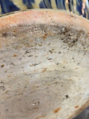 Een Chinese blauw-witte 'guan' vaas met lotusslingers, Ming — foto 12