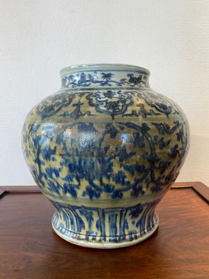 Een Chinese blauw-witte 'guan' vaas met lotusslingers, Ming — foto 3