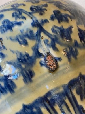 Een Chinese blauw-witte 'guan' vaas met lotusslingers, Ming — foto 7