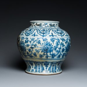Een Chinese blauw-witte 'guan' vaas met lotusslingers, Ming — foto 4