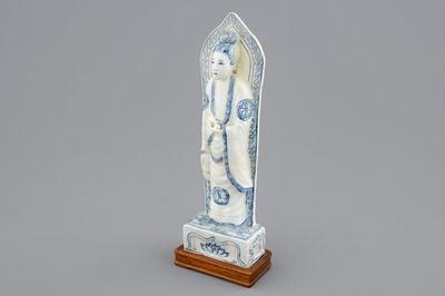 Een Chinese blauw-witte Guanyin op een basis met inscriptie achteraan, wellicht Wanli, Ming Dynastie