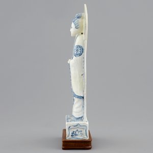 Een Chinese blauw-witte Guanyin op een basis met inscriptie achteraan, wellicht Wanli, Ming Dynastie — foto 5