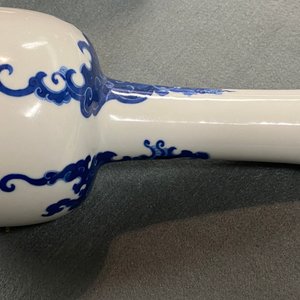 Een Chinese blauw-witte hamervormige 'feniks' vaas, Kangxi merk, 19/20e eeuw — foto 12