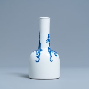 Een Chinese blauw-witte hamervormige 'feniks' vaas, Kangxi merk, 19/20e eeuw — foto 2