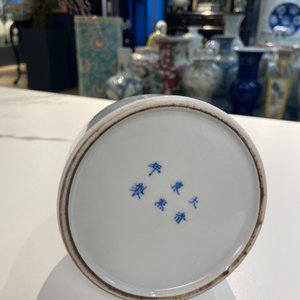 Een Chinese blauw-witte hamervormige 'feniks' vaas, Kangxi merk, 19/20e eeuw — foto 22