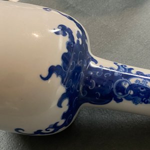 Een Chinese blauw-witte hamervormige 'feniks' vaas, Kangxi merk, 19/20e eeuw — foto 11