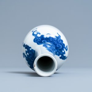 Een Chinese blauw-witte hamervormige 'feniks' vaas, Kangxi merk, 19/20e eeuw — foto 5
