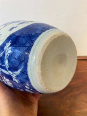 Een Chinese blauw-witte Hatcher-type dekselvaas, Shunzhi — foto 11