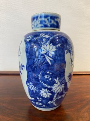 Een Chinese blauw-witte Hatcher-type dekselvaas, Shunzhi — foto 4