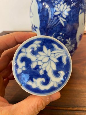 Een Chinese blauw-witte Hatcher-type dekselvaas, Shunzhi — foto 5