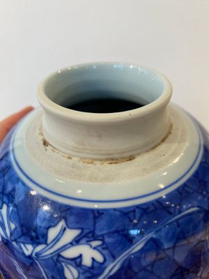 Een Chinese blauw-witte Hatcher-type dekselvaas, Shunzhi — foto 8