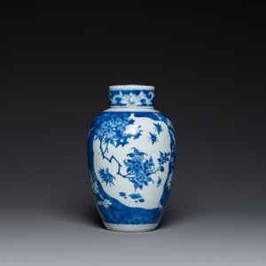 Een Chinese blauw-witte Hatcher-type dekselvaas, Shunzhi — foto 4