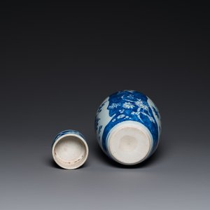 Een Chinese blauw-witte Hatcher-type dekselvaas, Shunzhi — foto 7