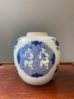Een Chinese blauw-witte 'Hehe Erxian' pot, Kangxi — foto 3