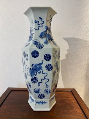 Een Chinese blauw-witte hexagonale 'anbaxian' vaas, 19e eeuw — foto 1