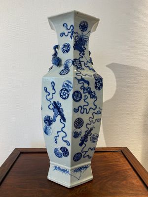 Een Chinese blauw-witte hexagonale 'anbaxian' vaas, 19e eeuw — foto 2