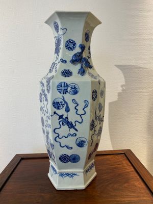 Een Chinese blauw-witte hexagonale 'anbaxian' vaas, 19e eeuw — foto 3