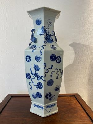 Een Chinese blauw-witte hexagonale 'anbaxian' vaas, 19e eeuw — foto 4