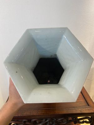 Een Chinese blauw-witte hexagonale 'anbaxian' vaas, 19e eeuw — foto 5