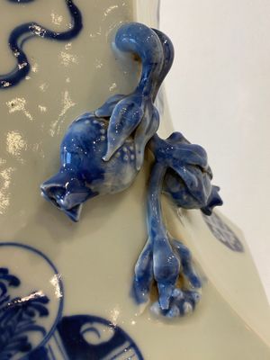 Een Chinese blauw-witte hexagonale 'anbaxian' vaas, 19e eeuw — foto 6