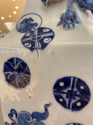 Een Chinese blauw-witte hexagonale 'anbaxian' vaas, 19e eeuw — foto 9