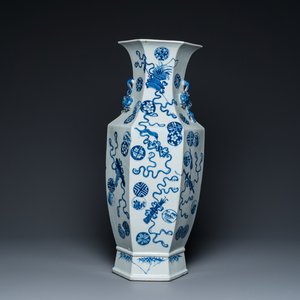 Een Chinese blauw-witte hexagonale 'anbaxian' vaas, 19e eeuw — foto 1