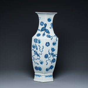 Een Chinese blauw-witte hexagonale 'anbaxian' vaas, 19e eeuw — foto 2