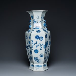 Een Chinese blauw-witte hexagonale 'anbaxian' vaas, 19e eeuw — foto 3