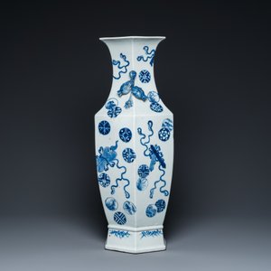 Een Chinese blauw-witte hexagonale 'anbaxian' vaas, 19e eeuw — foto 4