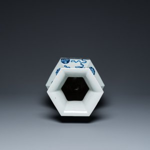 Een Chinese blauw-witte hexagonale 'anbaxian' vaas, 19e eeuw — foto 5