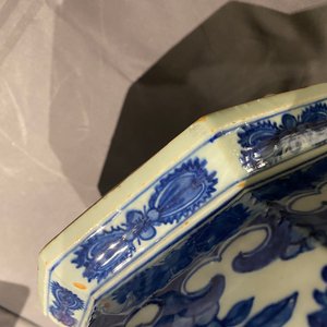 Een Chinese blauw-witte hexagonale 'hu' vaas met floraal decor, Qianlong merk, 19e eeuw — foto 13