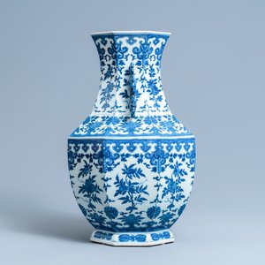 Een Chinese blauw-witte hexagonale 'hu' vaas met floraal decor, Qianlong merk, 19e eeuw — foto 2
