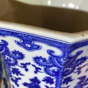 Een Chinese blauw-witte hexagonale 'hu' vaas met floraal decor, Qianlong merk, 19e eeuw — foto 8