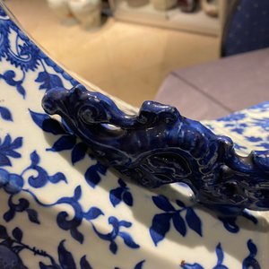 Een Chinese blauw-witte hexagonale 'hu' vaas met floraal decor, Qianlong merk, 19e eeuw — foto 9
