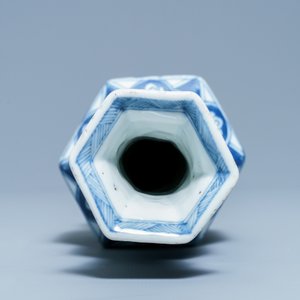 Een Chinese blauw-witte hexagonale vaas, Kangxi — foto 7
