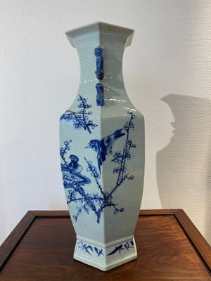 Een Chinese blauw-witte hexagonale vaas met eksters bij pruimenbloesems, 19e eeuw — foto 2