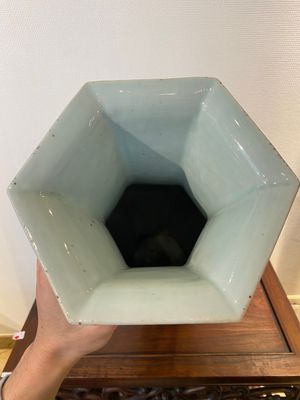 Een Chinese blauw-witte hexagonale vaas met eksters bij pruimenbloesems, 19e eeuw — foto 5