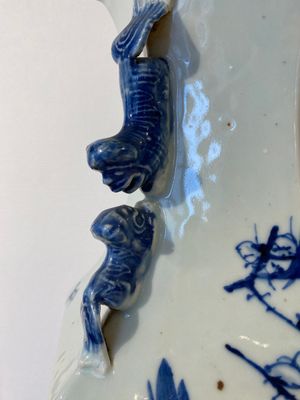 Een Chinese blauw-witte hexagonale vaas met eksters bij pruimenbloesems, 19e eeuw — foto 6