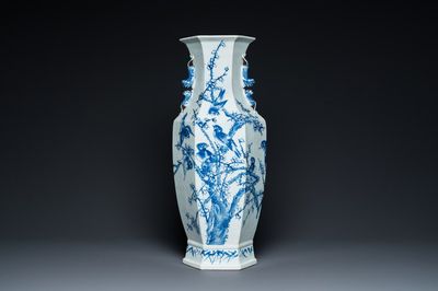 Een Chinese blauw-witte hexagonale vaas met eksters bij pruimenbloesems, 19e eeuw