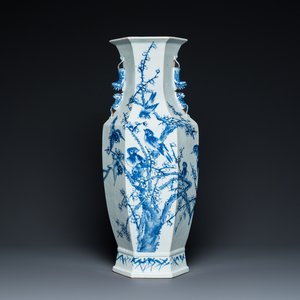 Een Chinese blauw-witte hexagonale vaas met eksters bij pruimenbloesems, 19e eeuw — foto 1