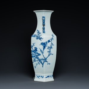 Een Chinese blauw-witte hexagonale vaas met eksters bij pruimenbloesems, 19e eeuw — foto 2