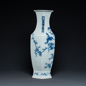 Een Chinese blauw-witte hexagonale vaas met eksters bij pruimenbloesems, 19e eeuw — foto 4