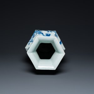 Een Chinese blauw-witte hexagonale vaas met eksters bij pruimenbloesems, 19e eeuw — foto 5