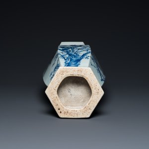 Een Chinese blauw-witte hexagonale vaas met eksters bij pruimenbloesems, 19e eeuw — foto 6