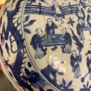 Een Chinese blauw-witte 'honderd jongens' dekseldoos, Wanli merk en periode — foto 11