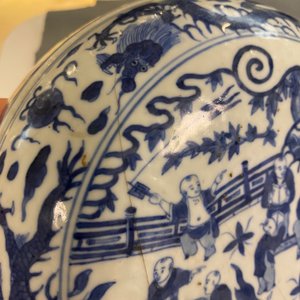 Een Chinese blauw-witte 'honderd jongens' dekseldoos, Wanli merk en periode — foto 12