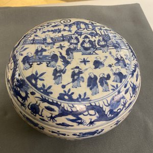 Een Chinese blauw-witte 'honderd jongens' dekseldoos, Wanli merk en periode — foto 19