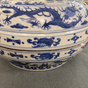 Een Chinese blauw-witte 'honderd jongens' dekseldoos, Wanli merk en periode — foto 20