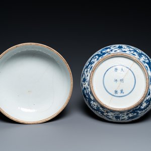 Een Chinese blauw-witte 'honderd jongens' dekseldoos, Wanli merk en periode — foto 3